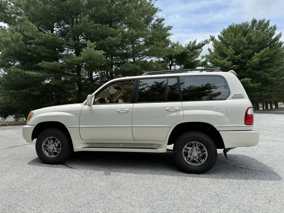 2001 Lexus LX 2nd Gen - Image 13 of 31