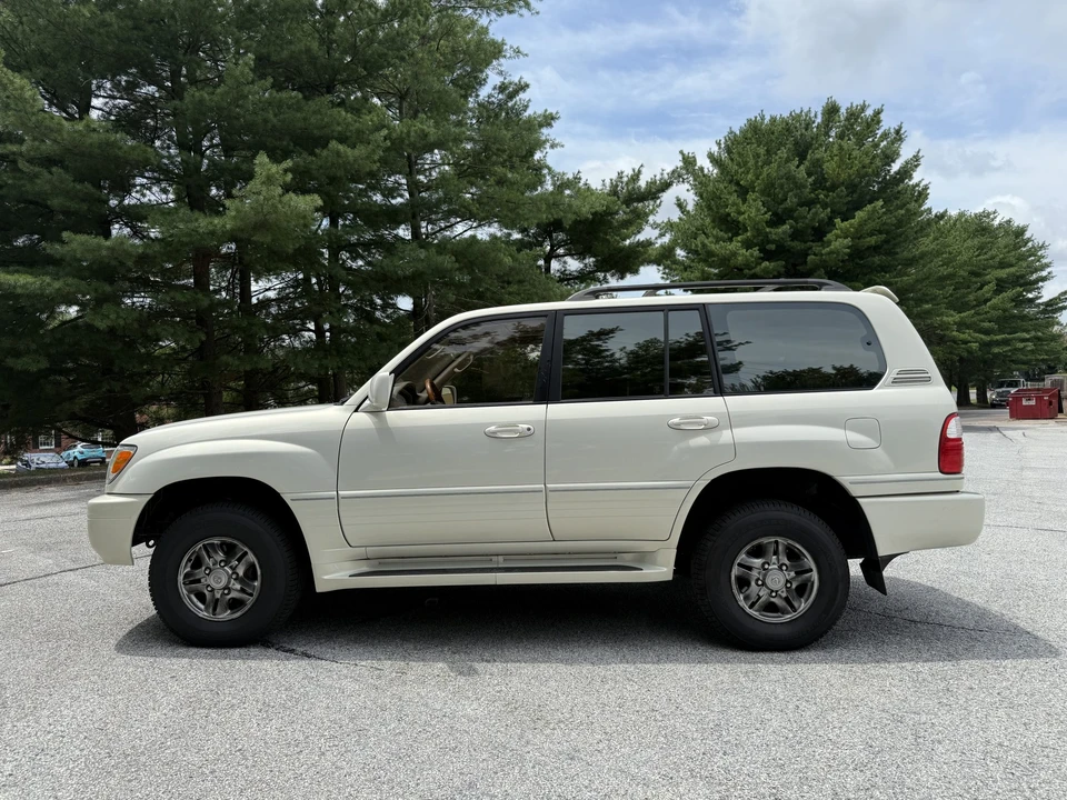 2001 Lexus LX 2nd Gen - Image 14 of 31