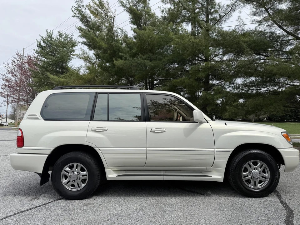 2001 Lexus LX 2nd Gen - Image 22 of 31