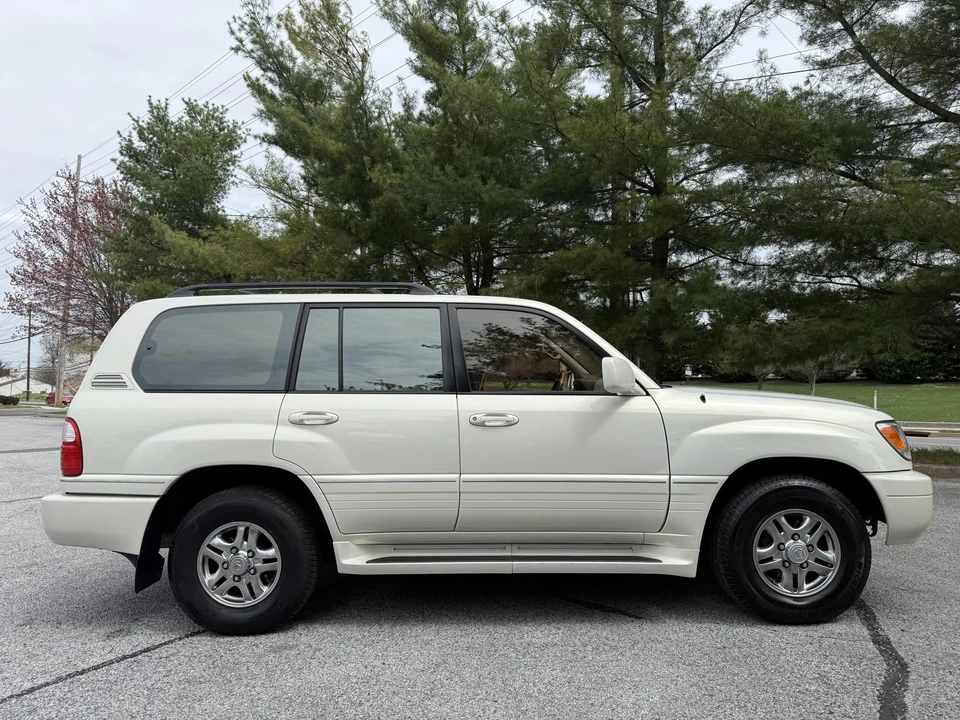 2001 Lexus LX 2nd Gen - Image 23 of 31