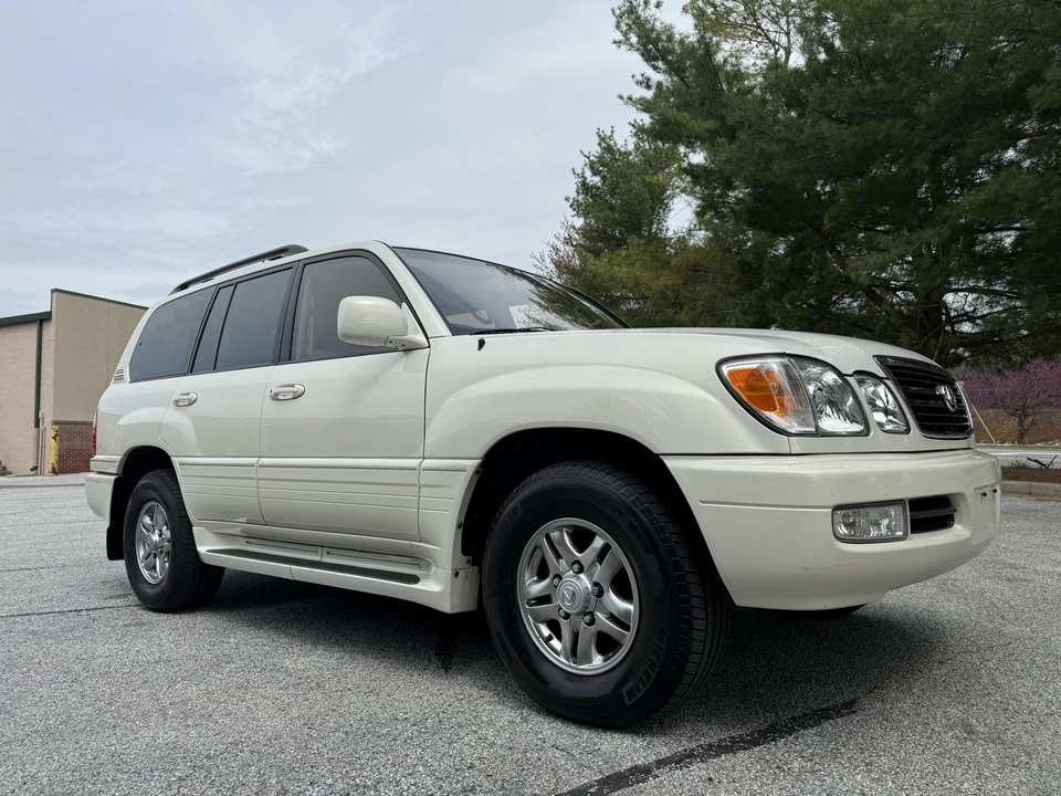 2001 Lexus LX 2nd Gen - Image 15 of 31