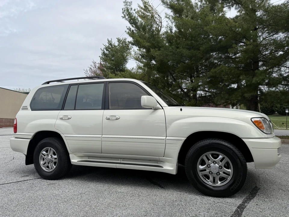 2001 Lexus LX 2nd Gen - Image 17 of 31