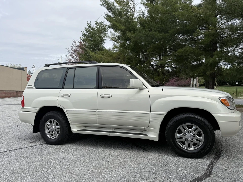 2001 Lexus LX 2nd Gen - Image 18 of 31