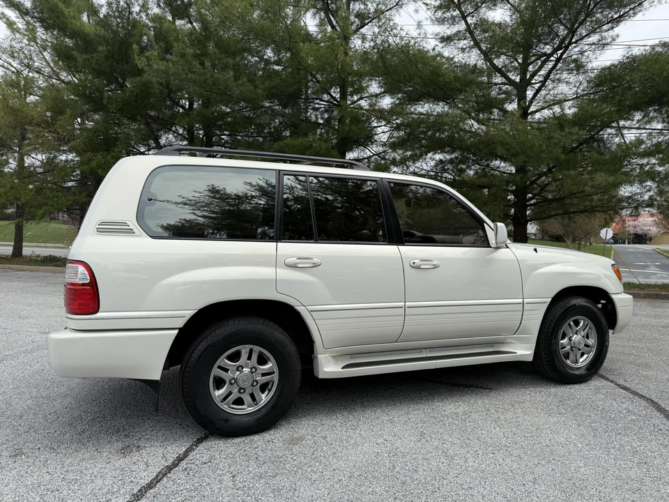 2001 Lexus LX 2nd Gen - Image 24 of 31