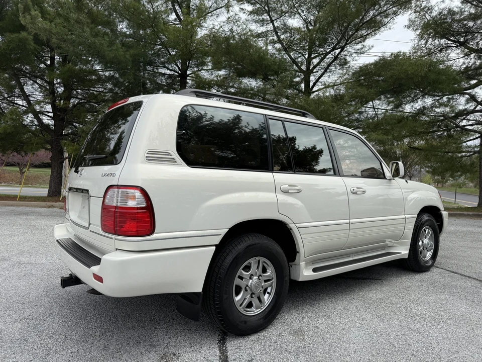 2001 Lexus LX 2nd Gen - Image 25 of 31