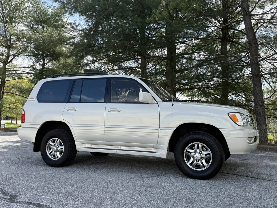2001 Lexus LX 2nd Gen - Image 16 of 31