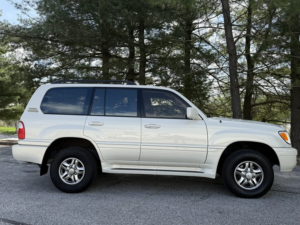 2001 Lexus LX 2nd Gen - Image 21 of 31