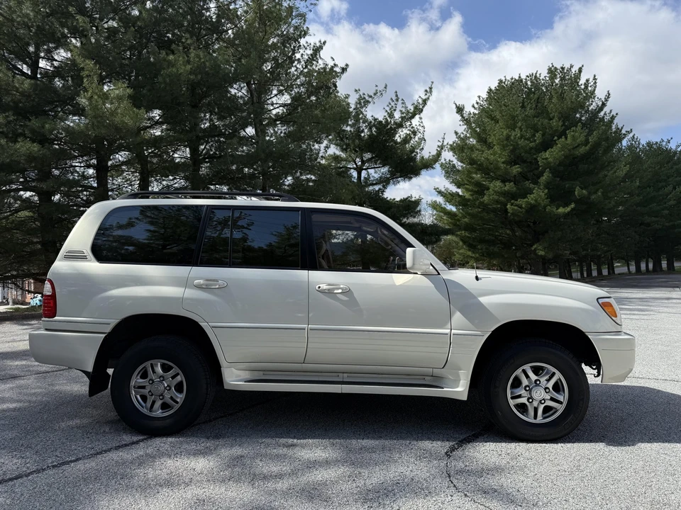 2001 Lexus LX 2nd Gen - Image 19 of 31