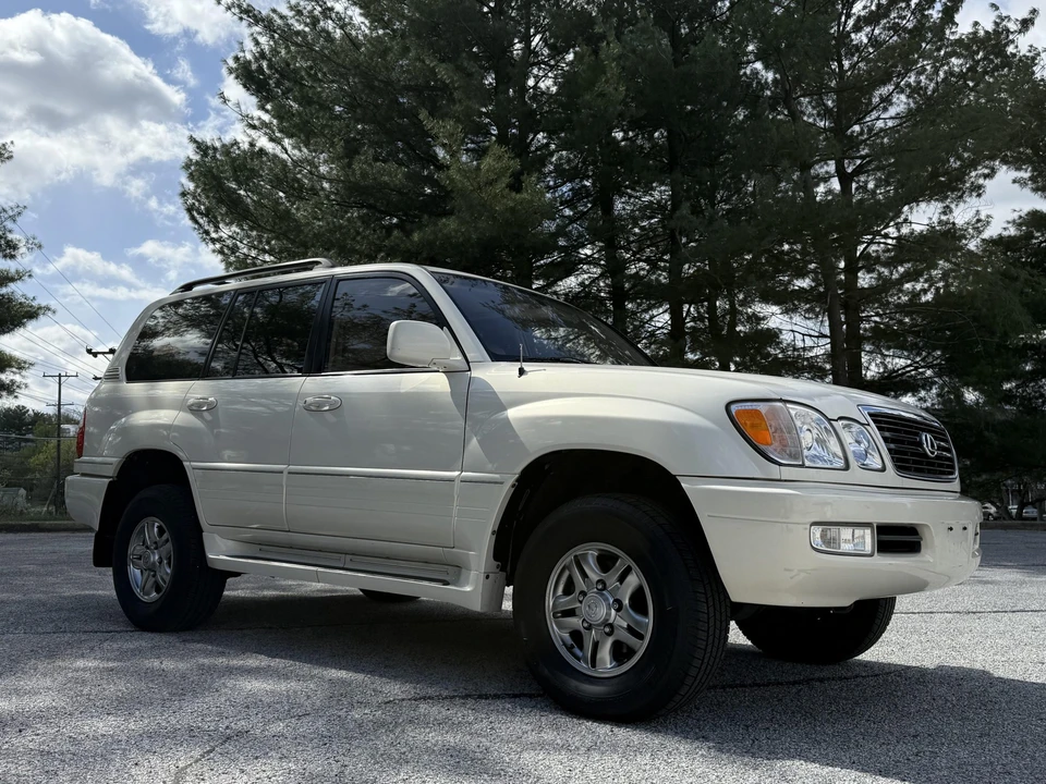 2001 Lexus LX 2nd Gen - Image 14 of 31