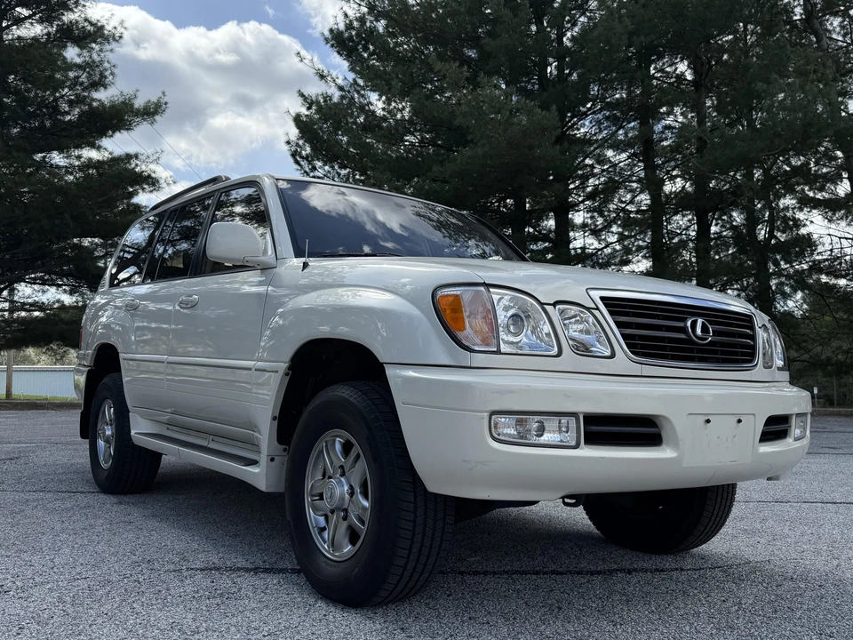 2001 Lexus LX 2nd Gen - Image 11 of 31