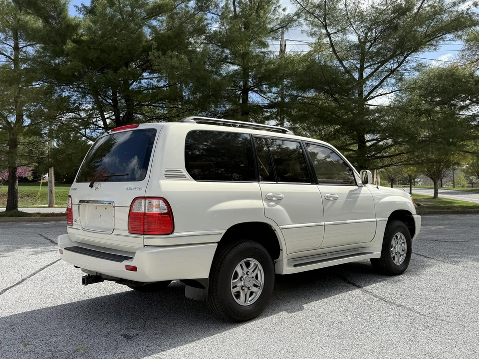 2001 Lexus LX 2nd Gen - Image 26 of 31