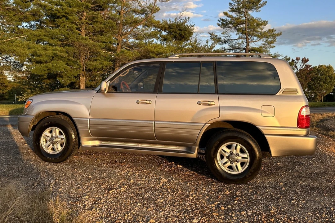 2001 Lexus LX 2nd Gen - Image 16 of 31