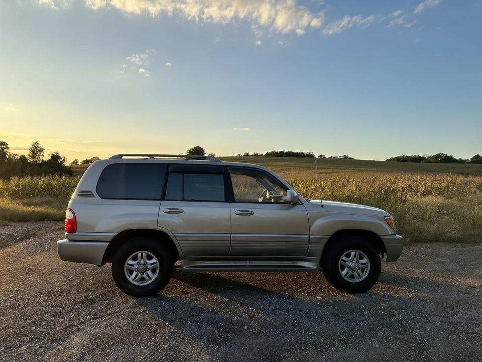 2001 Lexus LX 2nd Gen - Image 8 of 31