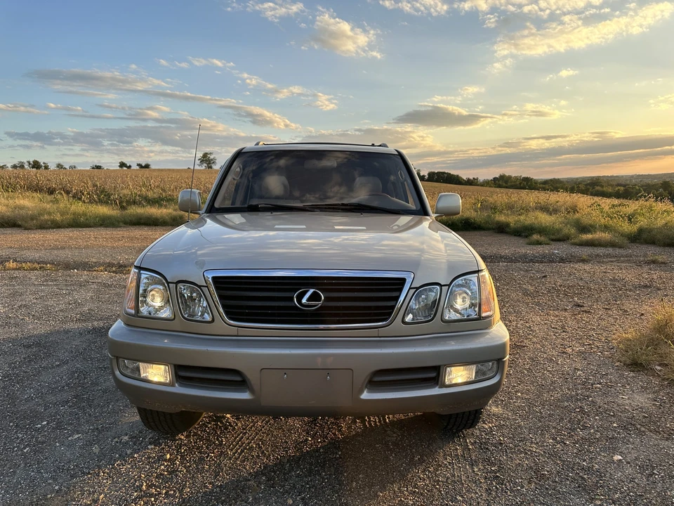 2001 Lexus LX 2nd Gen - Image 4 of 31