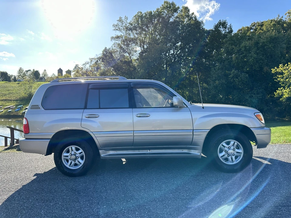 2001 Lexus LX 2nd Gen - Image 24 of 31