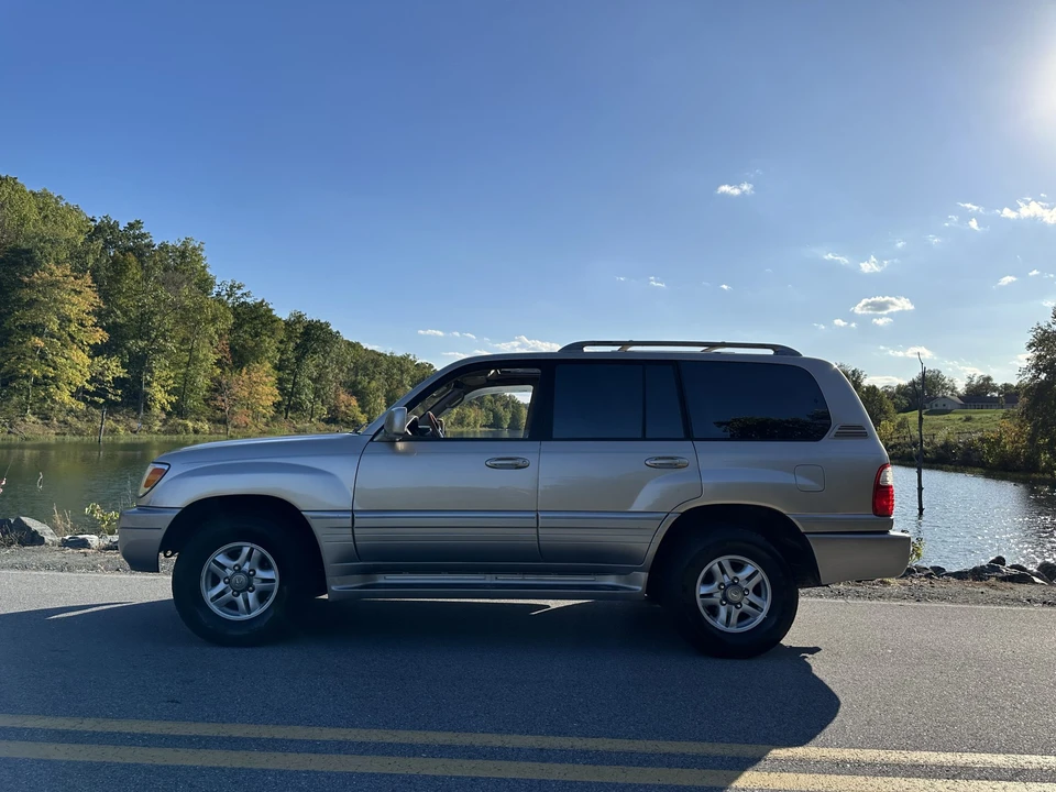 2001 Lexus LX 2nd Gen - Image 29 of 31