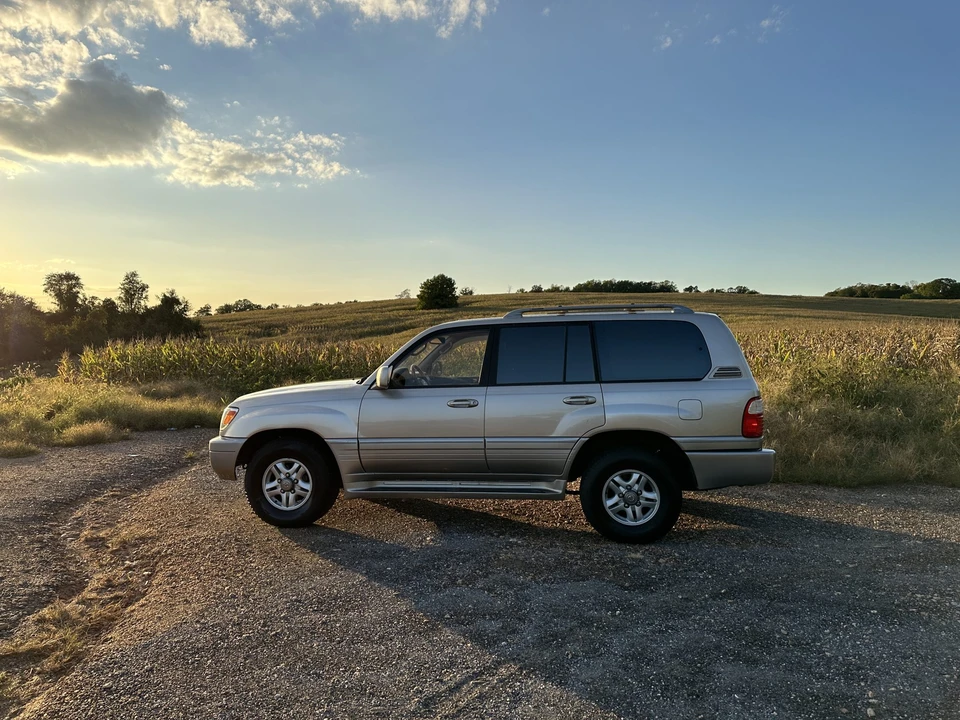 2001 Lexus LX 2nd Gen - Image 17 of 31