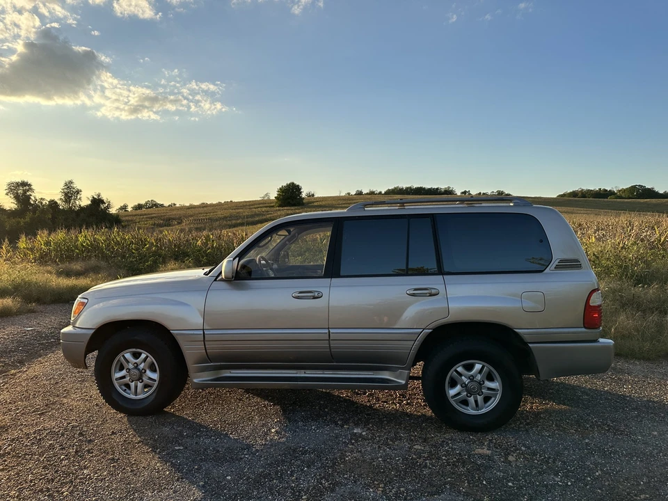 2001 Lexus LX 2nd Gen - Image 19 of 31
