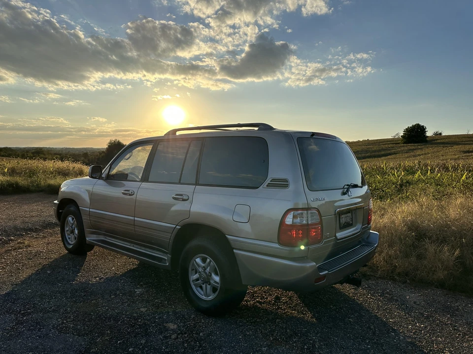 2001 Lexus LX 2nd Gen - Image 15 of 31