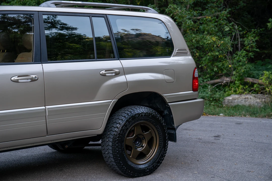 2001 Lexus LX 2nd Gen - Image 28 of 31