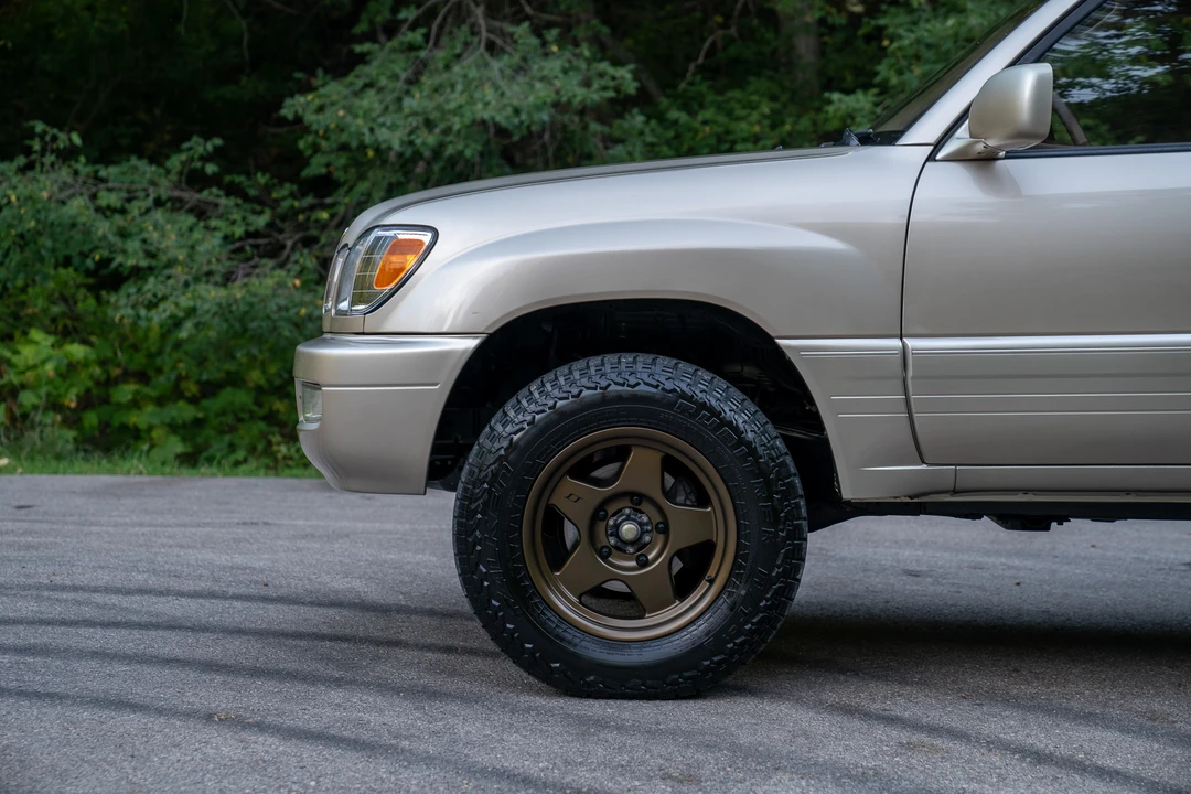 2001 Lexus LX 2nd Gen - Image 27 of 31