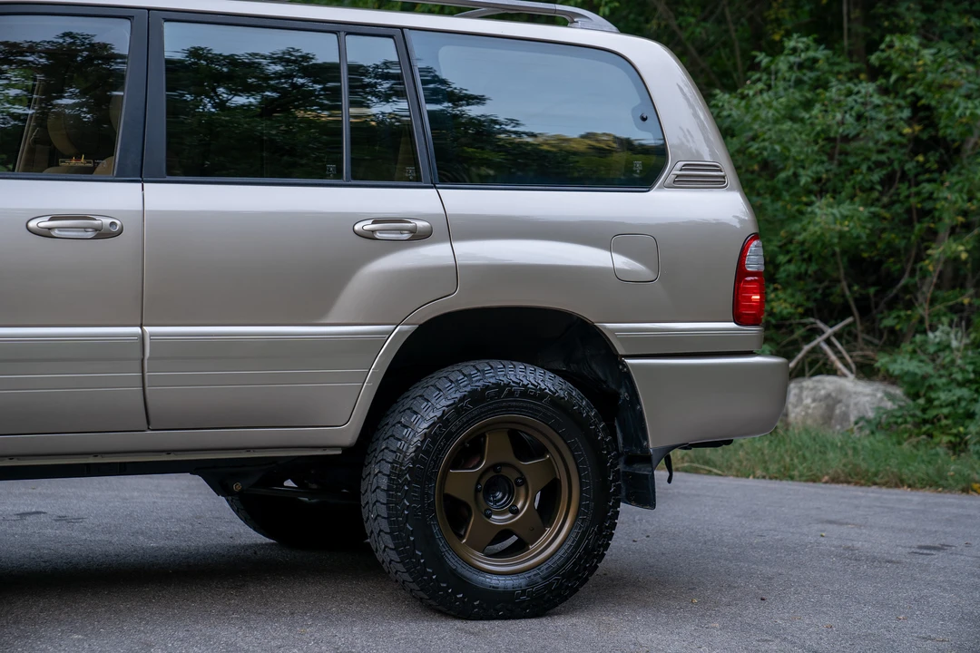 2001 Lexus LX 2nd Gen - Image 29 of 31