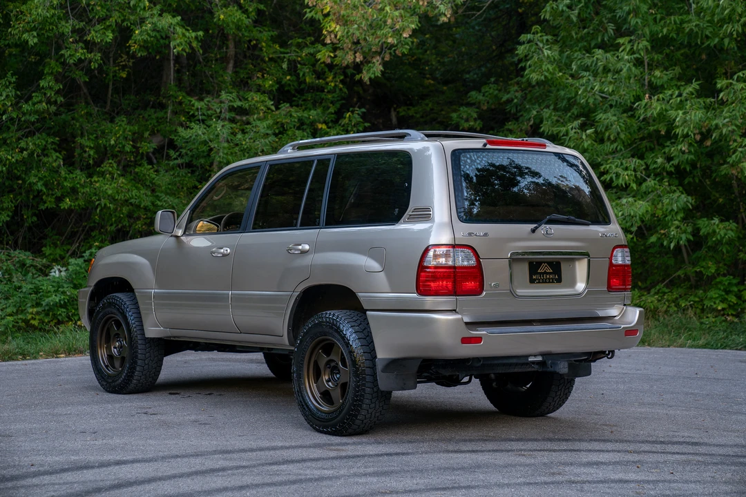 2001 Lexus LX 2nd Gen - Image 9 of 31