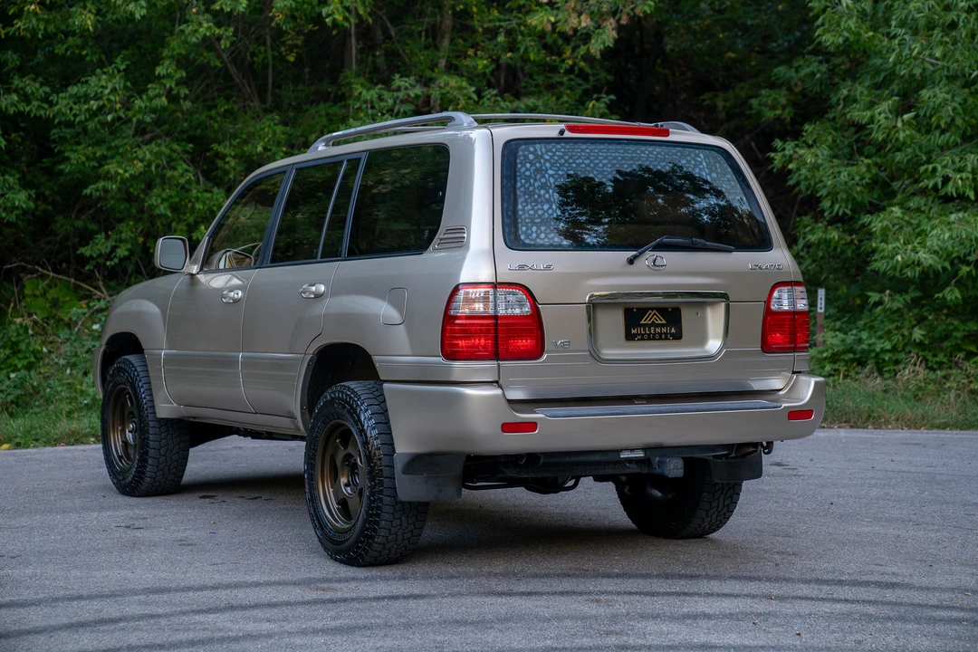 2001 Lexus LX 2nd Gen - Image 10 of 31