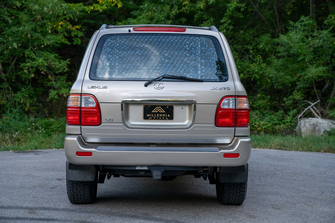 2001 Lexus LX 2nd Gen - Image 11 of 31