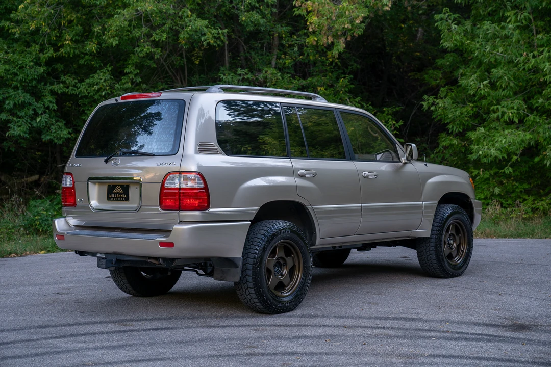 2001 Lexus LX 2nd Gen - Image 13 of 31