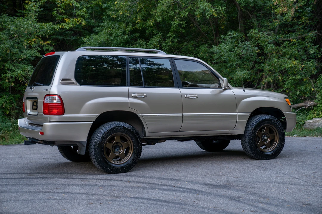 2001 Lexus LX 2nd Gen - Image 15 of 31