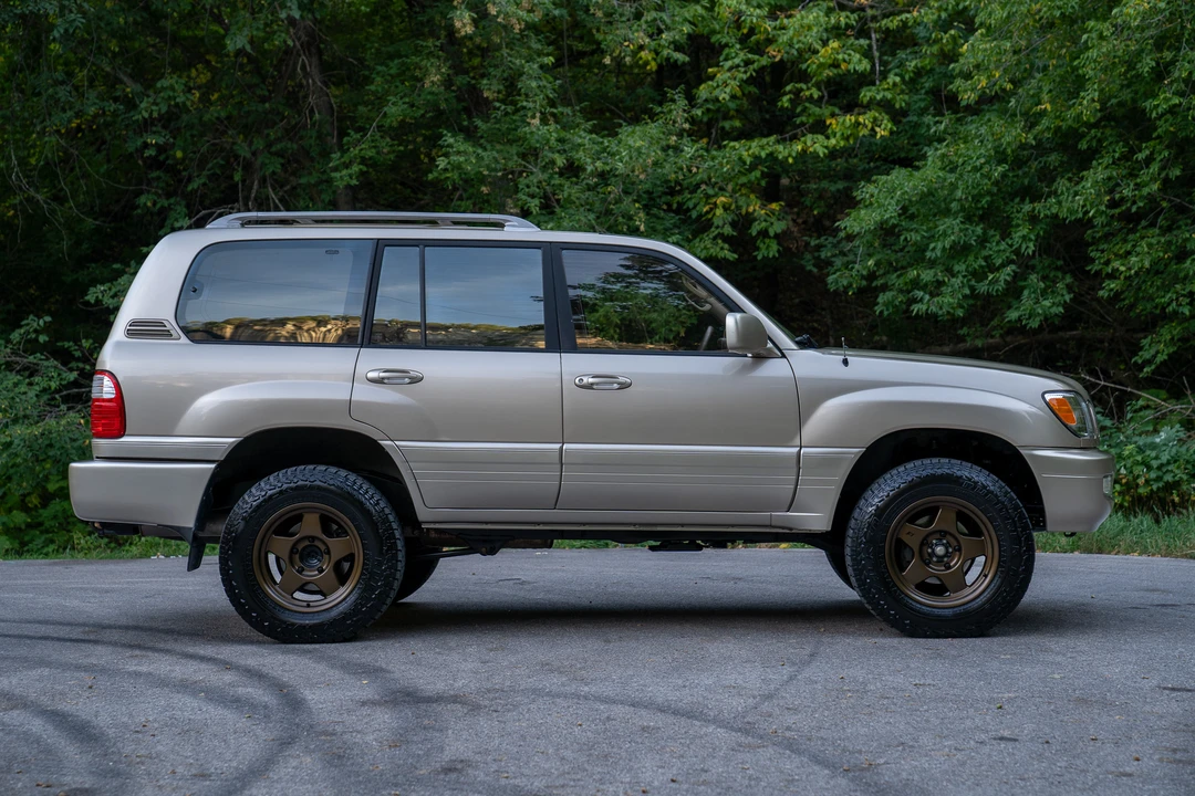 2001 Lexus LX 2nd Gen - Image 17 of 31