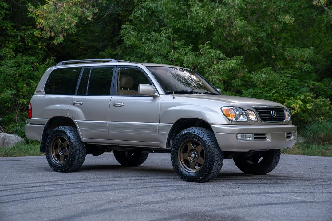 2001 Lexus LX 2nd Gen - Image 18 of 31