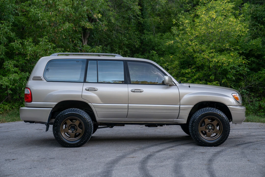 2001 Lexus LX 2nd Gen - Image 16 of 31