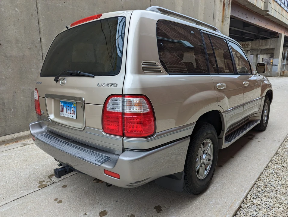 2001 Lexus LX 2nd Gen - Image 11 of 31