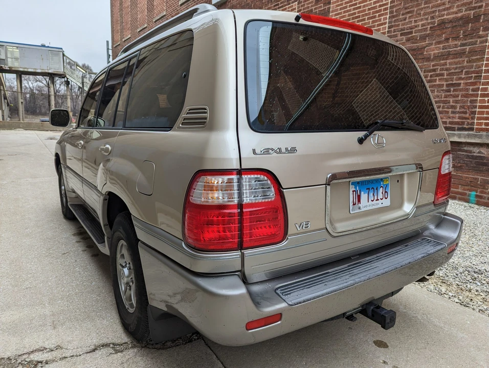 2001 Lexus LX 2nd Gen - Image 7 of 31