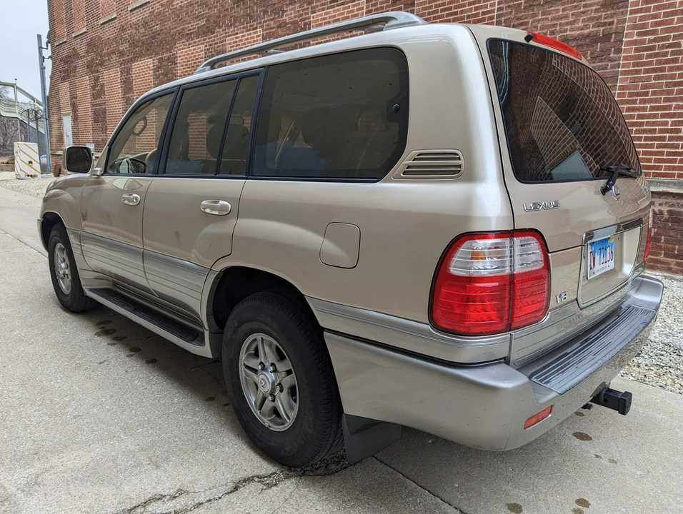 2001 Lexus LX 2nd Gen - Image 5 of 31