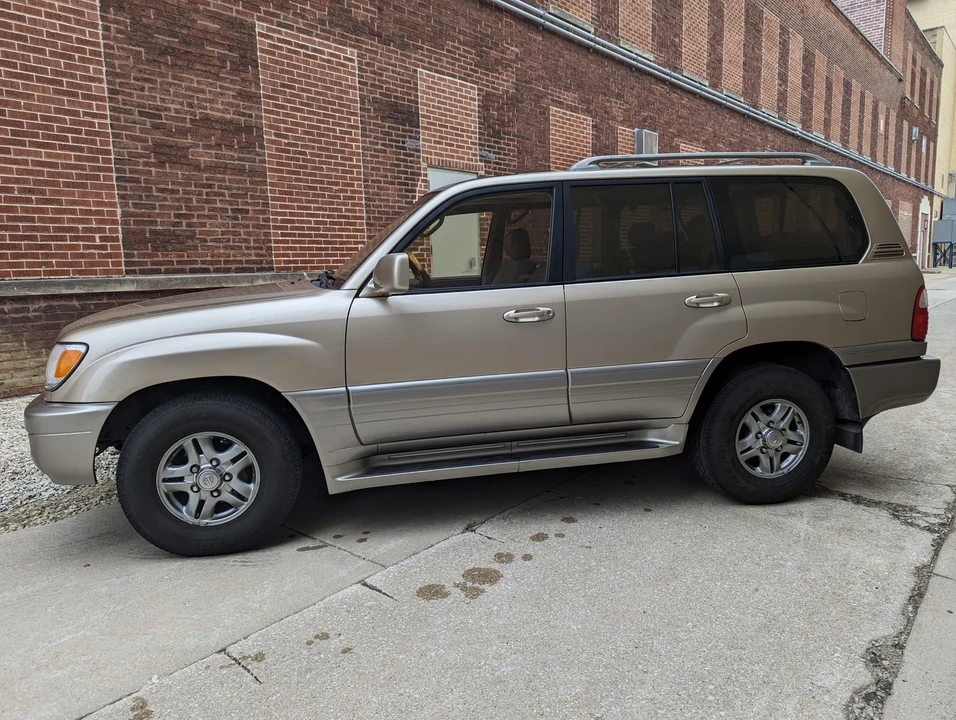 2001 Lexus LX 2nd Gen - Image 4 of 31