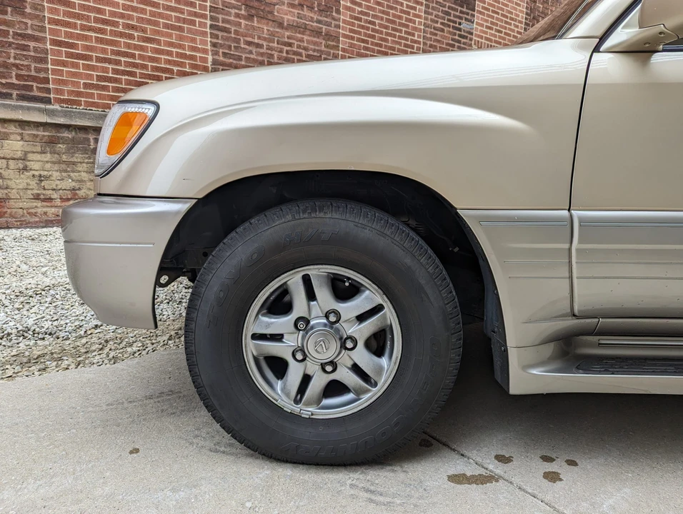 2001 Lexus LX 2nd Gen - Image 22 of 31