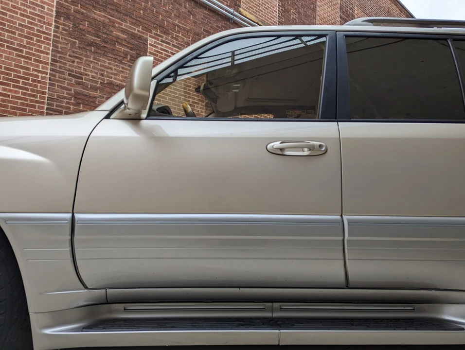 2001 Lexus LX 2nd Gen - Image 23 of 31