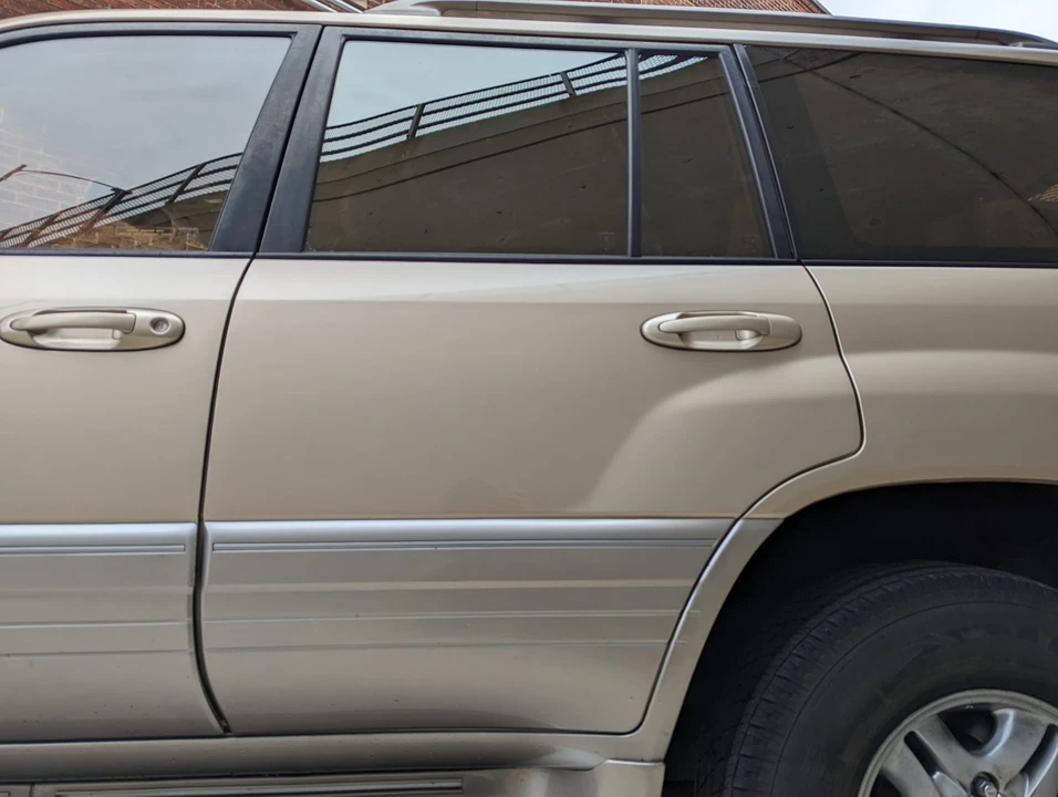2001 Lexus LX 2nd Gen - Image 24 of 31