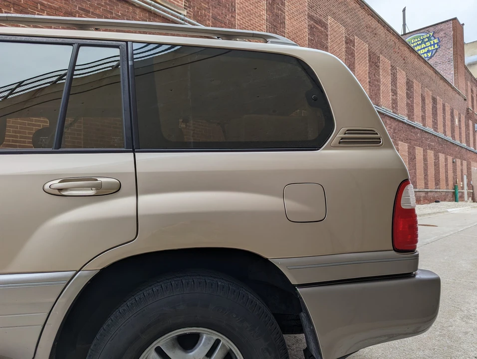 2001 Lexus LX 2nd Gen - Image 25 of 31