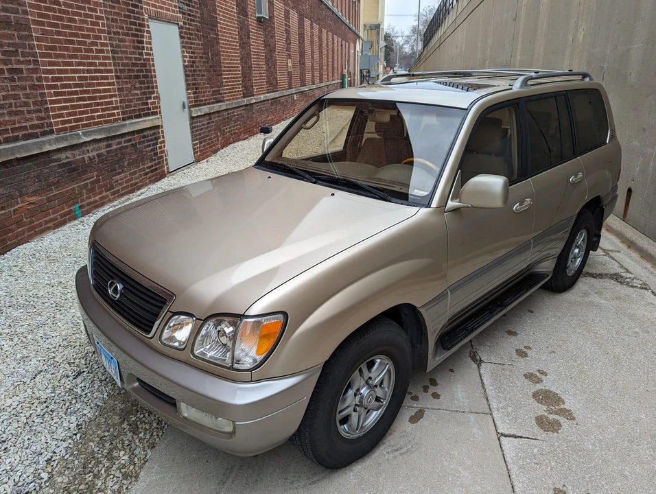 2001 Lexus LX 2nd Gen - Image 15 of 31