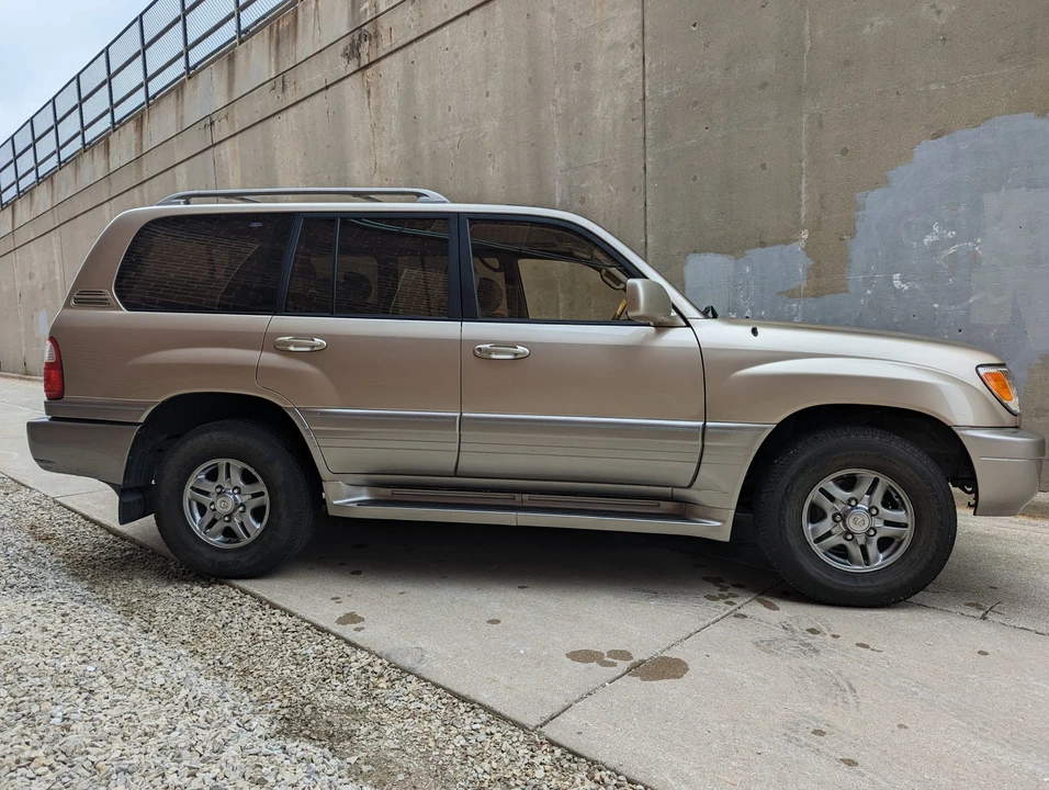 2001 Lexus LX 2nd Gen - Image 12 of 31