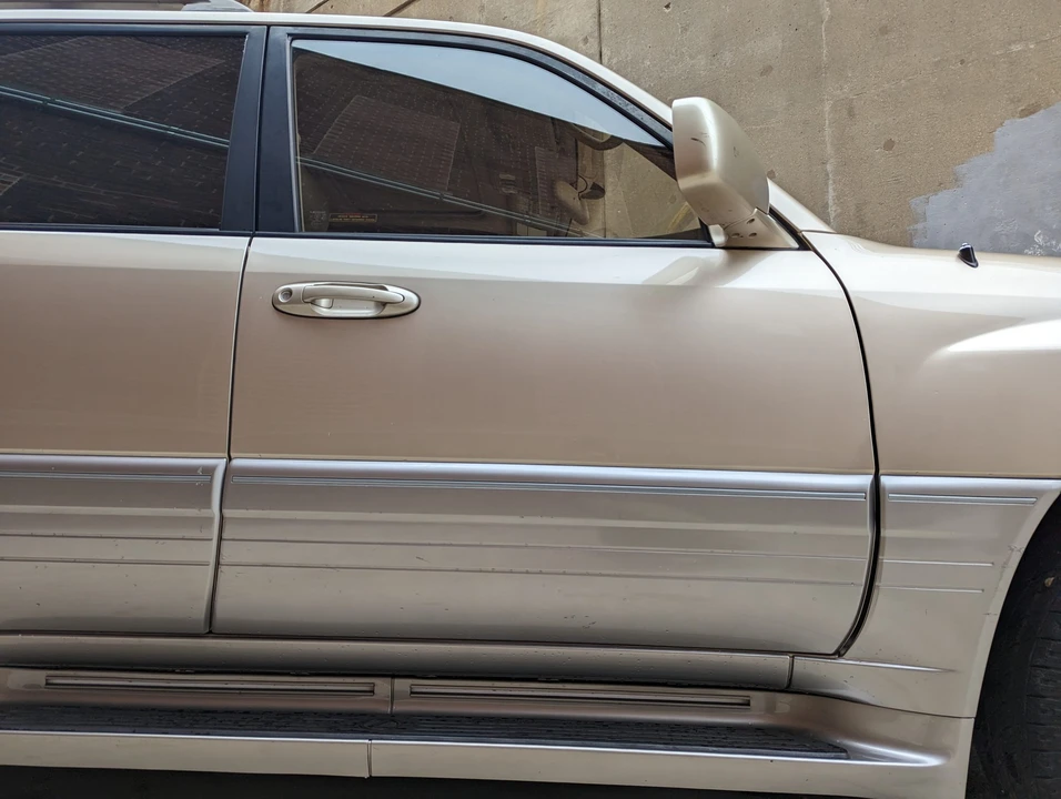 2001 Lexus LX 2nd Gen - Image 29 of 31