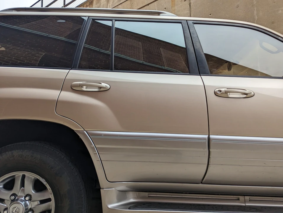 2001 Lexus LX 2nd Gen - Image 28 of 31