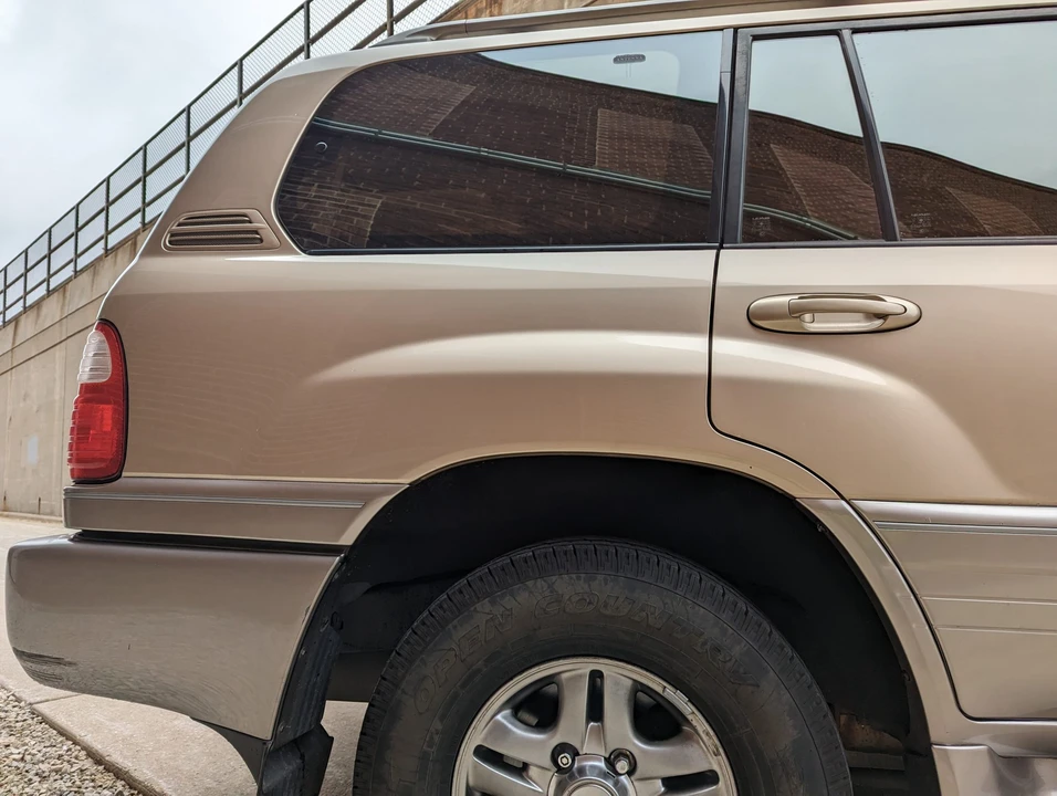 2001 Lexus LX 2nd Gen - Image 27 of 31