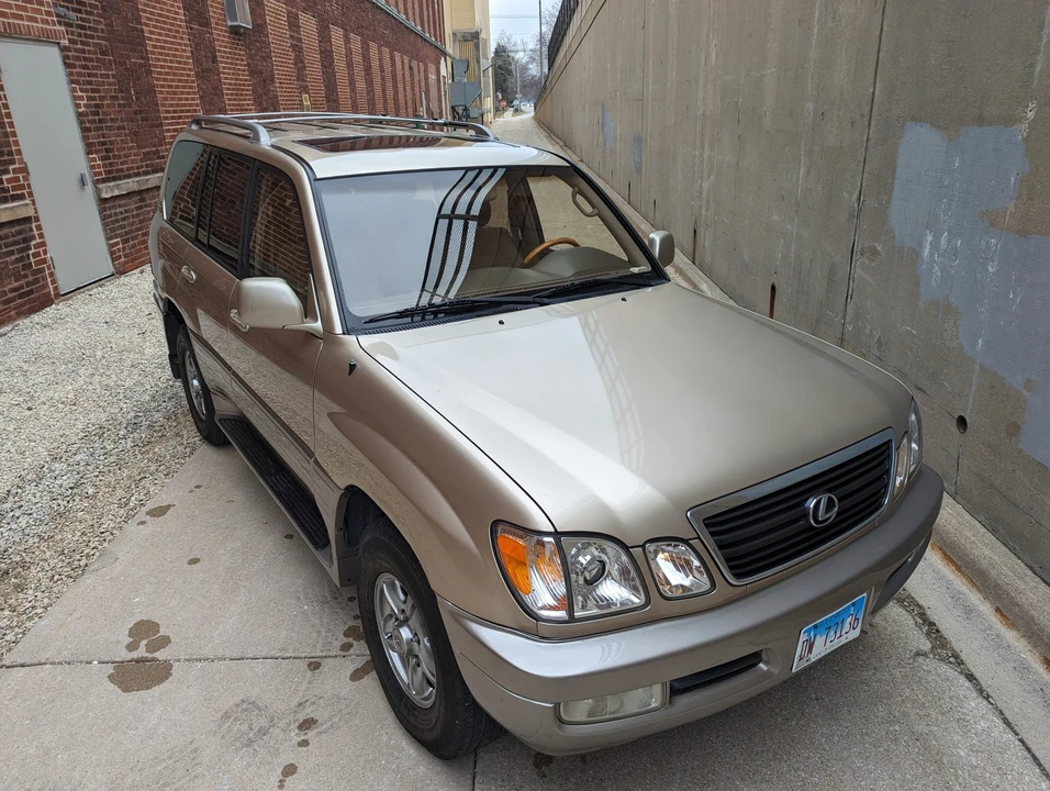 2001 Lexus LX 2nd Gen - Image 18 of 31
