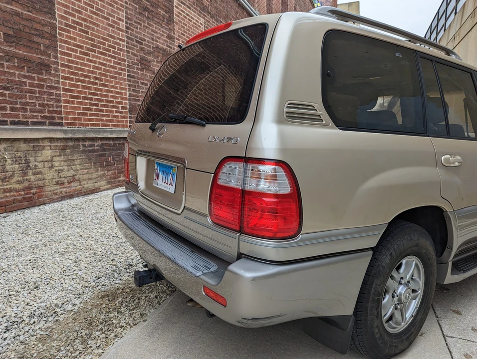 2001 Lexus LX 2nd Gen - Image 26 of 31