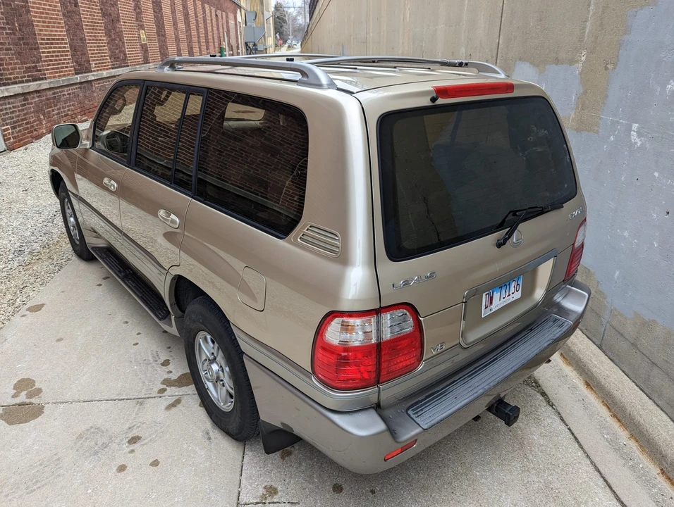 2001 Lexus LX 2nd Gen - Image 16 of 31